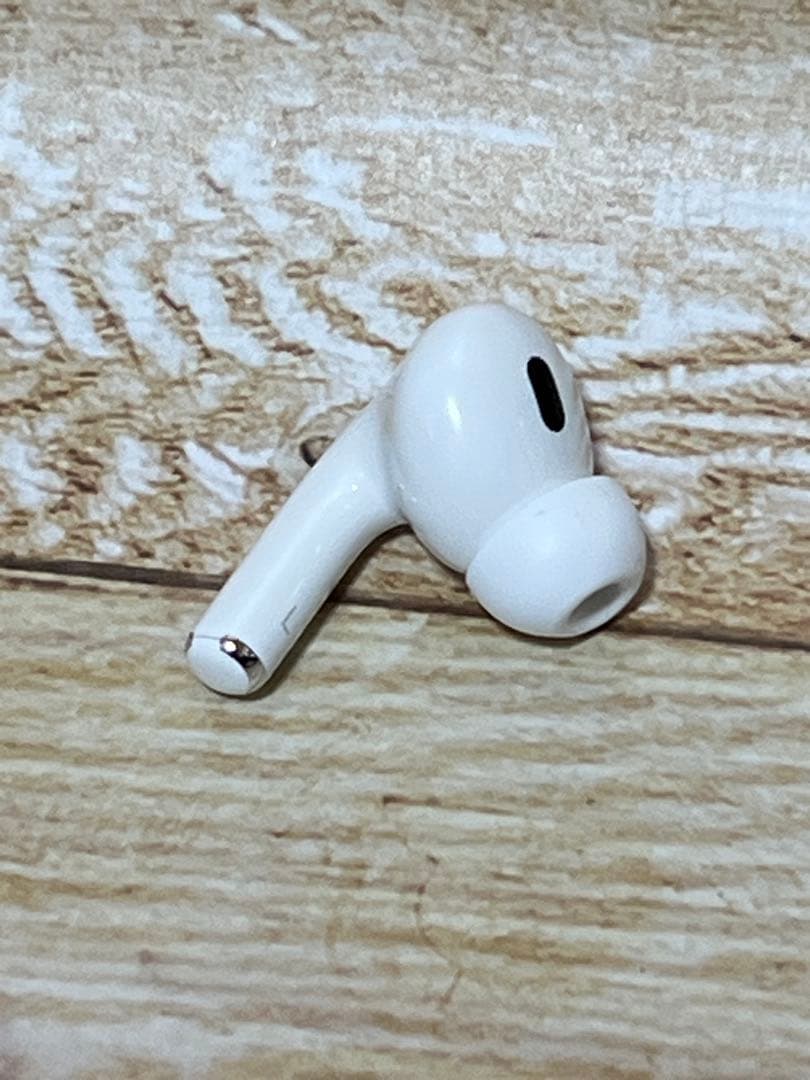 Apple純正 AirPods Pro 第 2 世代 充電ケースと左イヤホン
