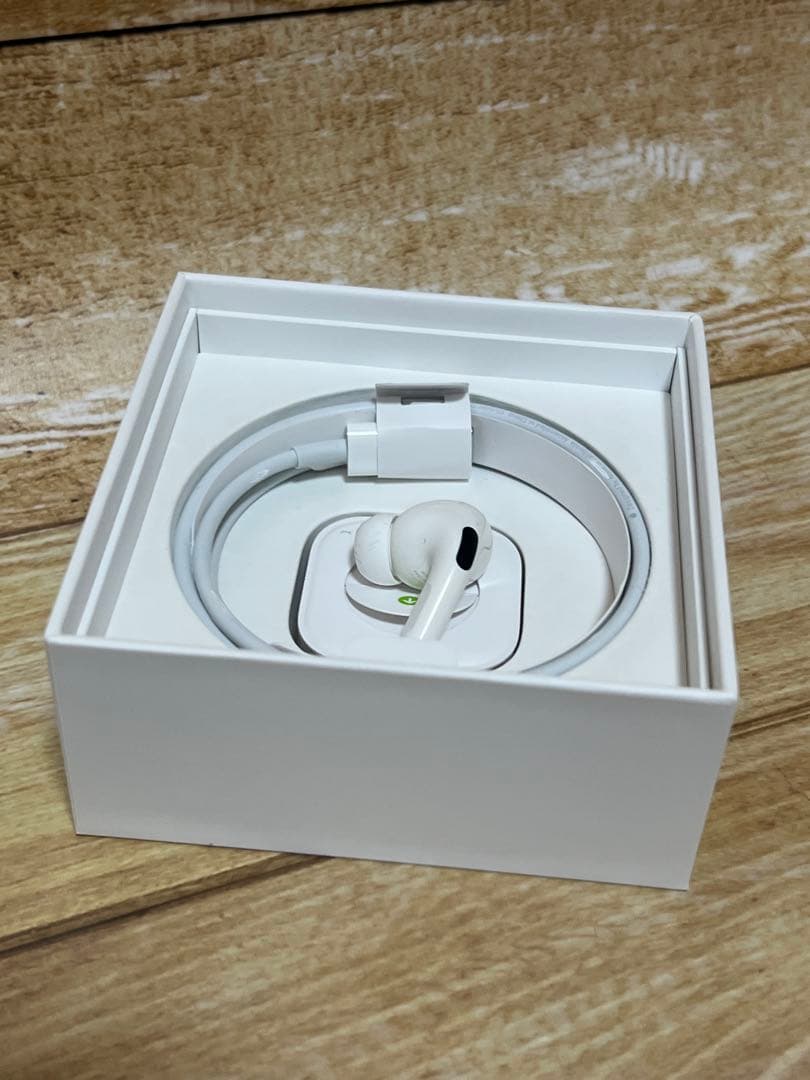 Apple純正 AirPods Pro 第 2 世代 充電ケースと左イヤホン