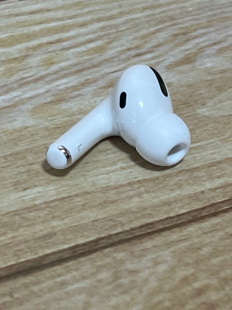 Apple純正 AirPods Pro 第 2 世代 充電ケースと左イヤホン