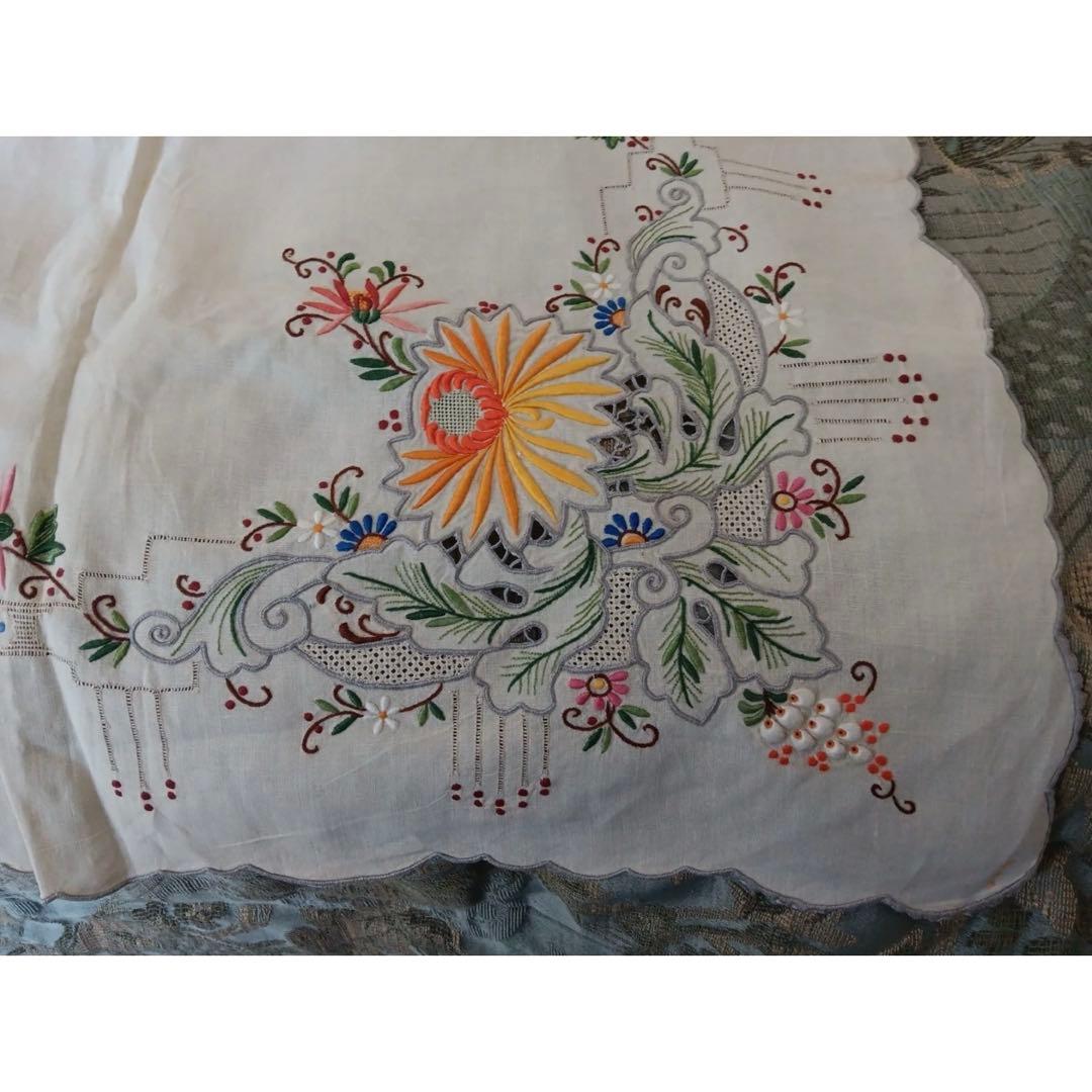 香港ヴィンテージ　刺繍　テーブルクロス お揃いのナプキン12枚OOAK刺繍花柄