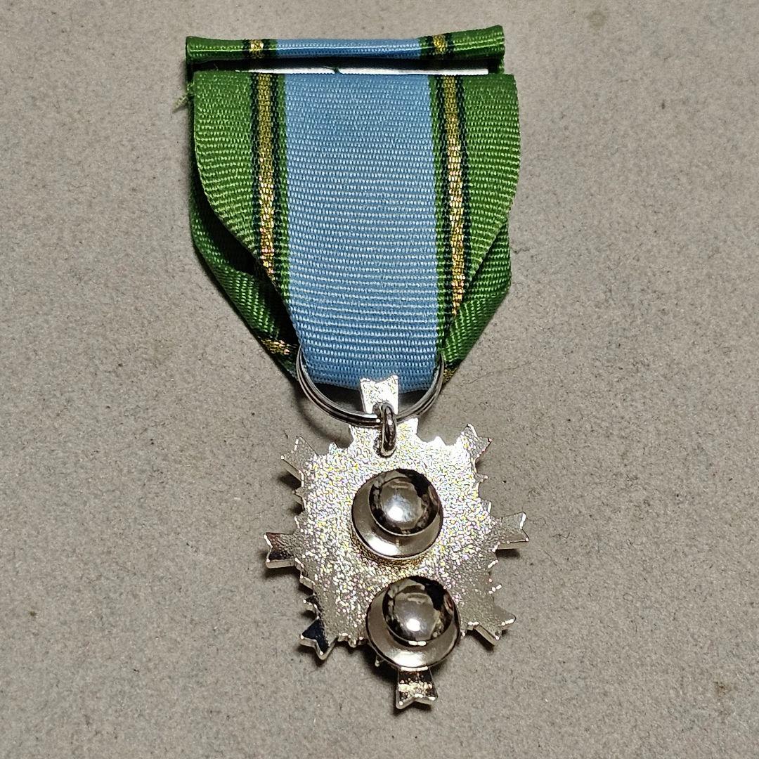 第4級防衛功労章発明考案業務改善、記章はタイタック付き、箱なし本体のみ