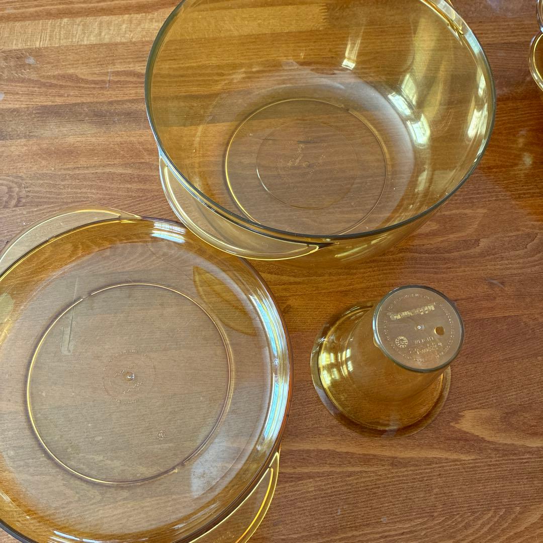 タッパーウエア　タッパーウェーブ2000 丸型大コーン付きと丸型中シール付き