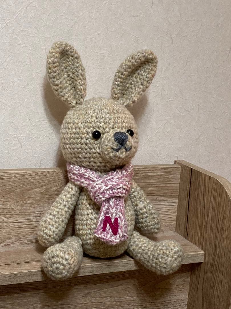 うさぎのあみぐるみ（イニシャルNのマフラー）