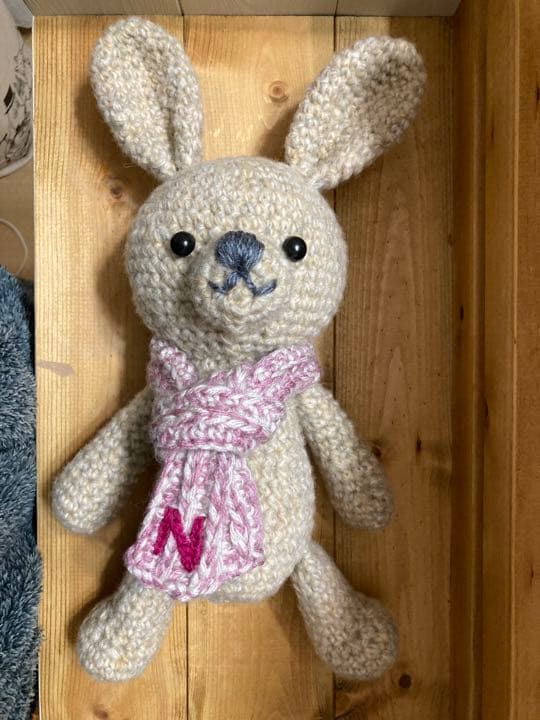 うさぎのあみぐるみ（イニシャルNのマフラー）