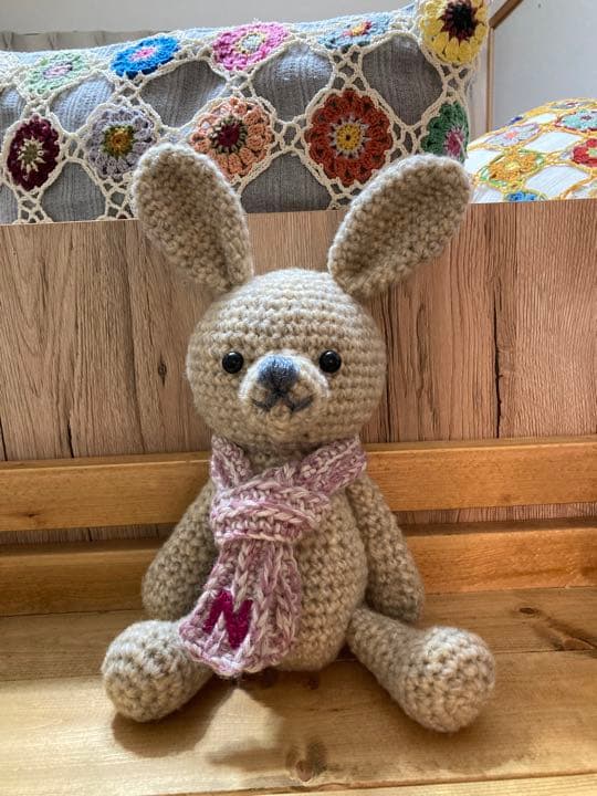 うさぎのあみぐるみ（イニシャルNのマフラー）