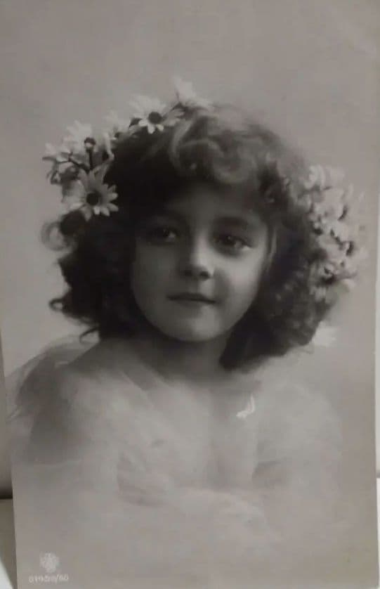 アンティークポストカード　花冠を被った美しい少女