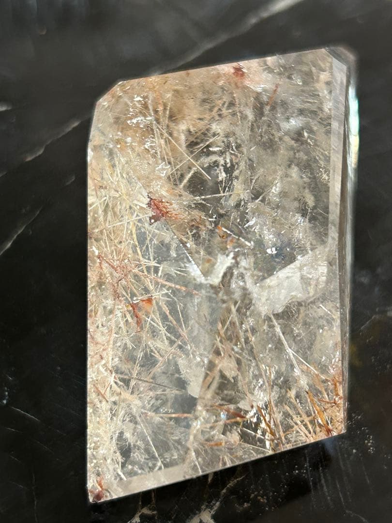 レインボー入り ゴールドルチルインクォーツ ポイント