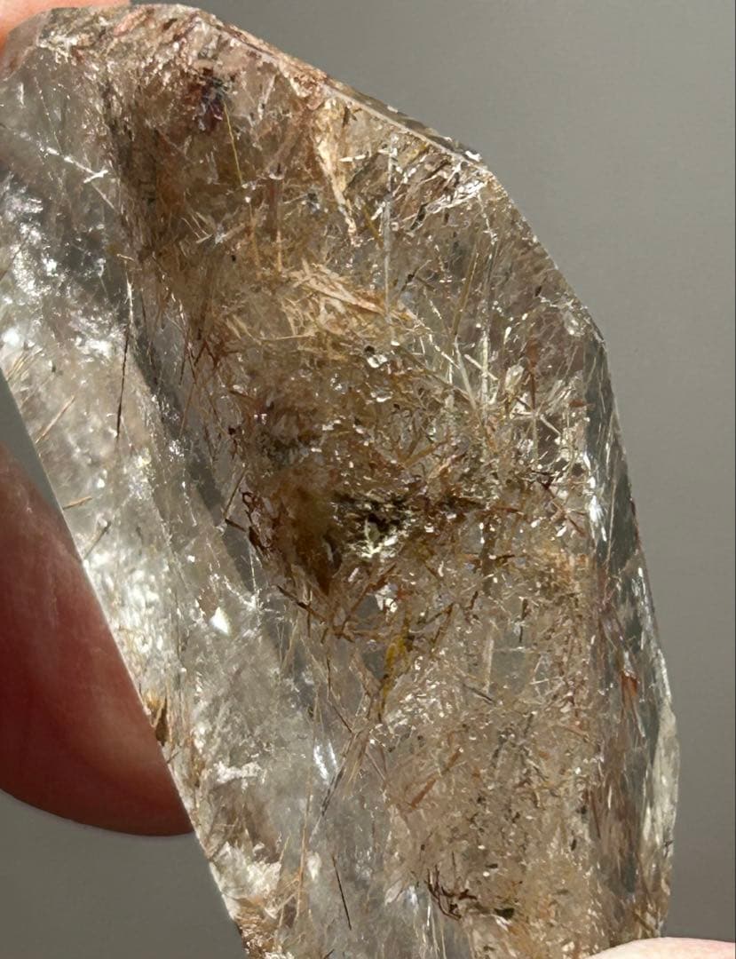 レインボー入り ゴールドルチルインクォーツ ポイント