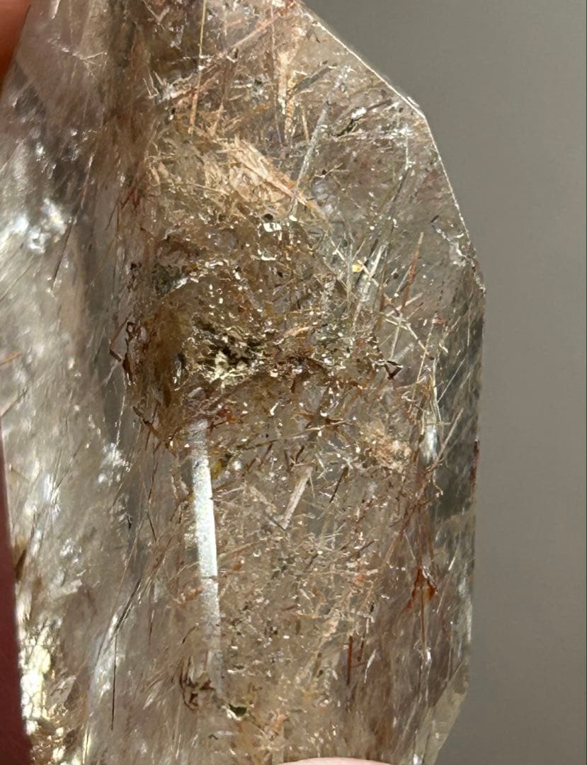 レインボー入り ゴールドルチルインクォーツ ポイント