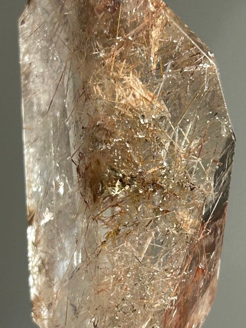 レインボー入り ゴールドルチルインクォーツ ポイント