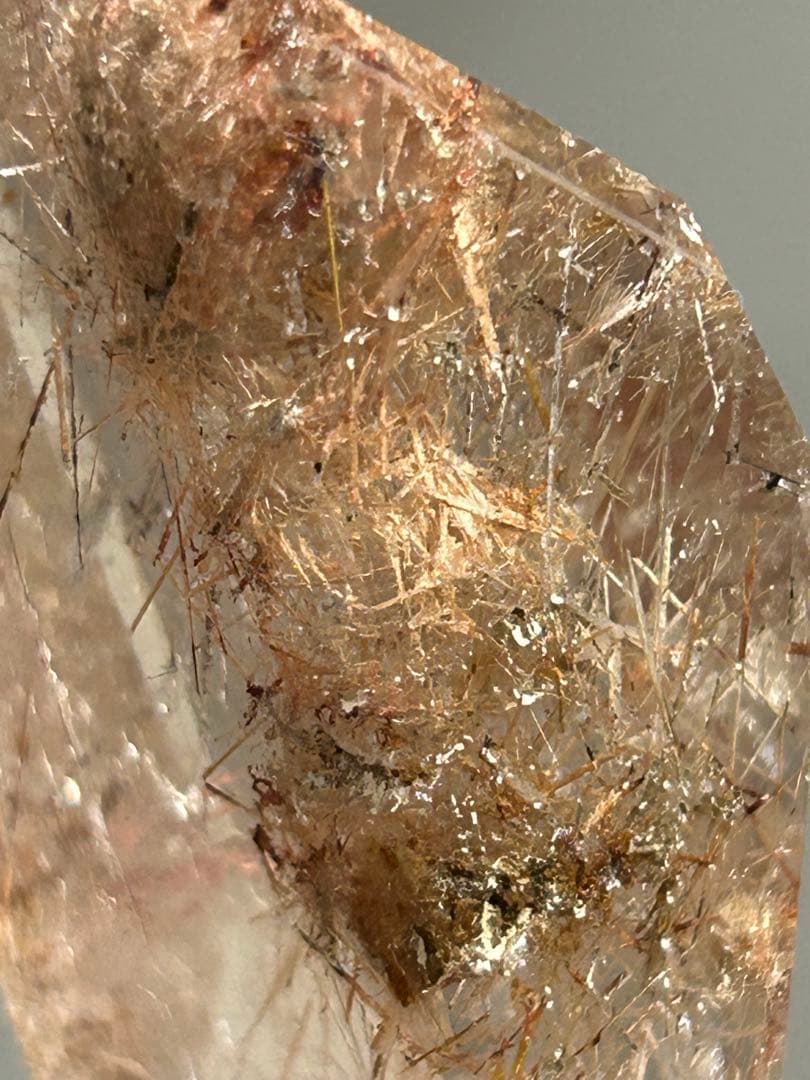 レインボー入り ゴールドルチルインクォーツ ポイント