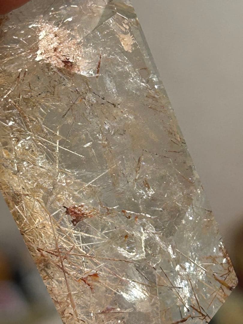 レインボー入り ゴールドルチルインクォーツ ポイント