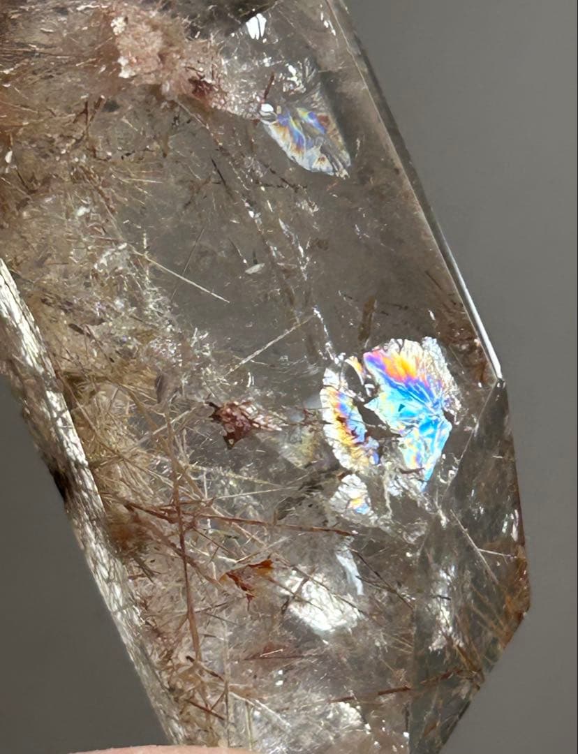 レインボー入り ゴールドルチルインクォーツ ポイント