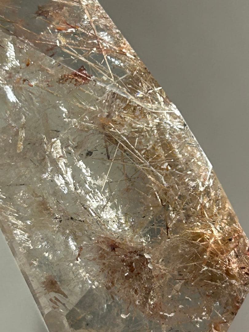 レインボー入り ゴールドルチルインクォーツ ポイント