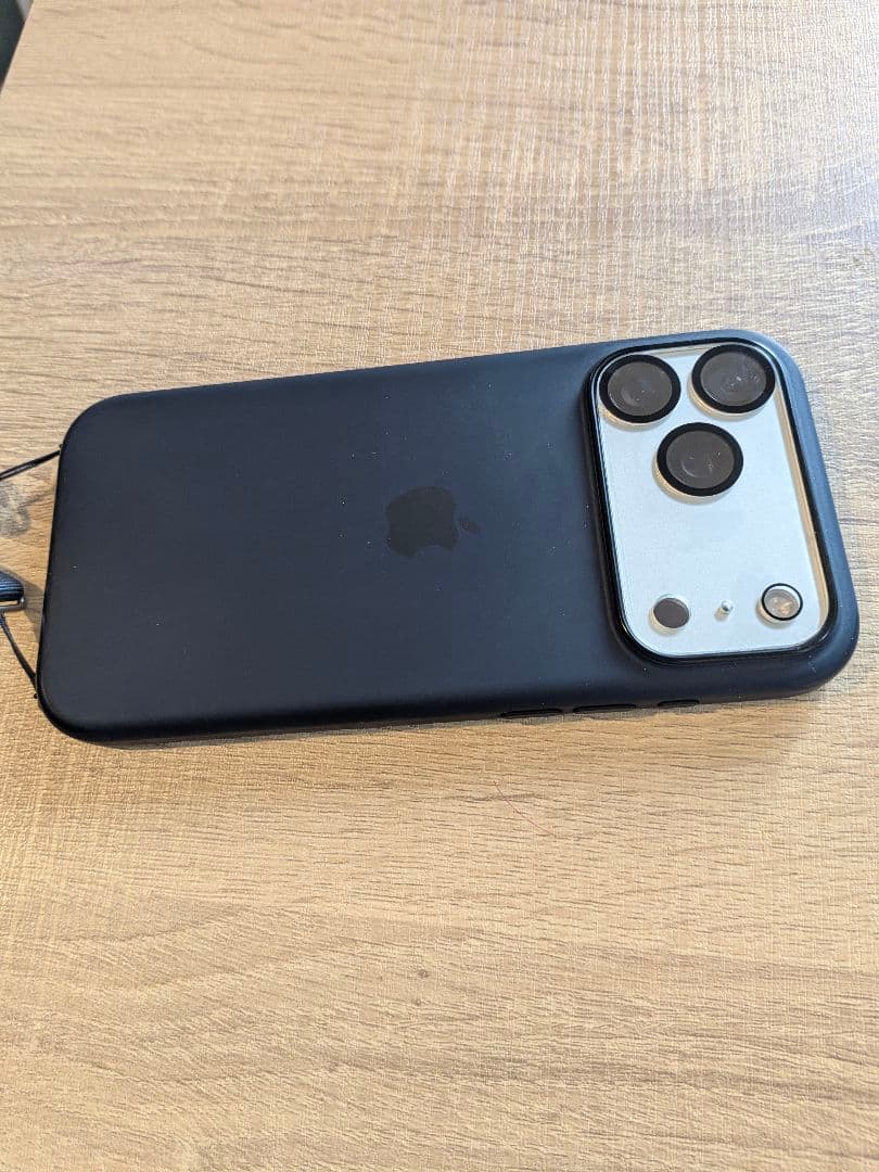 iPhone17proMax 1TBアメリカ版シャッター音無し純正ケースと紐付き