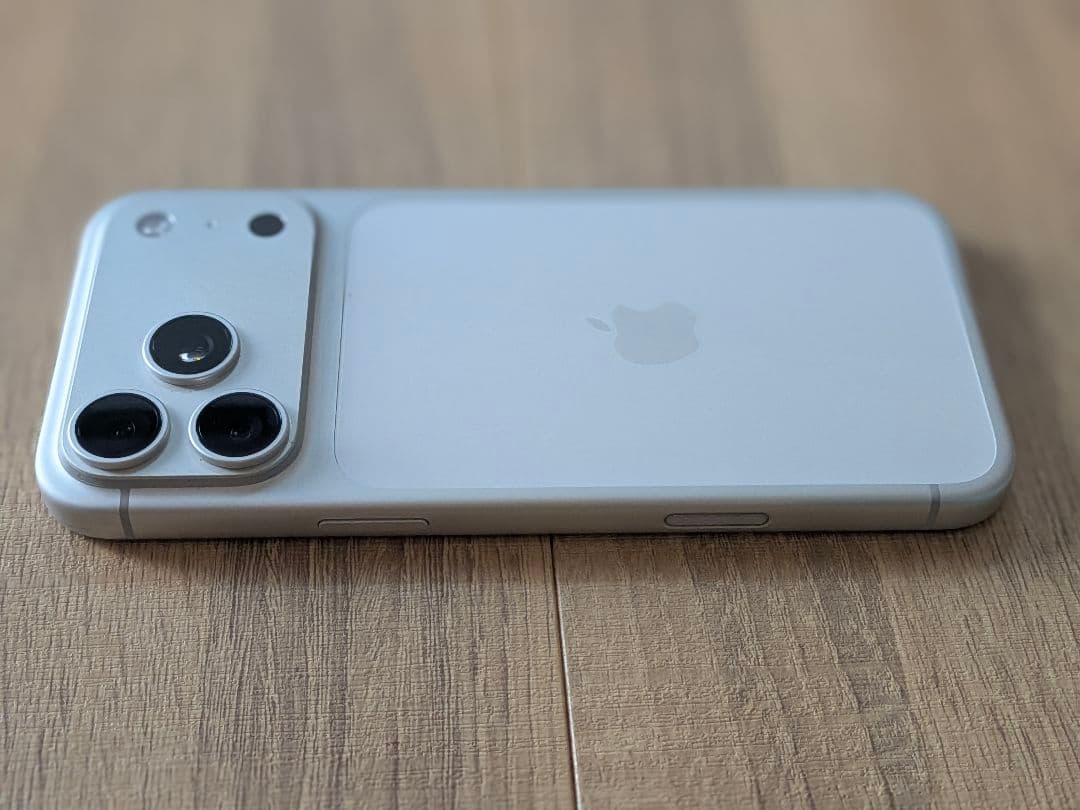 iPhone17proMax 1TBアメリカ版シャッター音無し純正ケースと紐付き