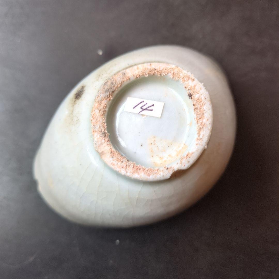 波形の縁取り陶器の器 クリーム色　初期伊万里の陶片　骨董品