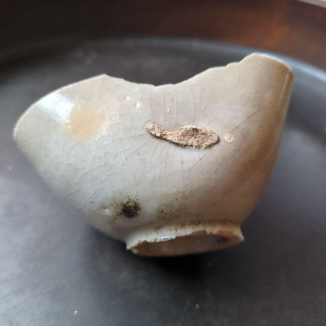 波形の縁取り陶器の器 クリーム色　初期伊万里の陶片　骨董品