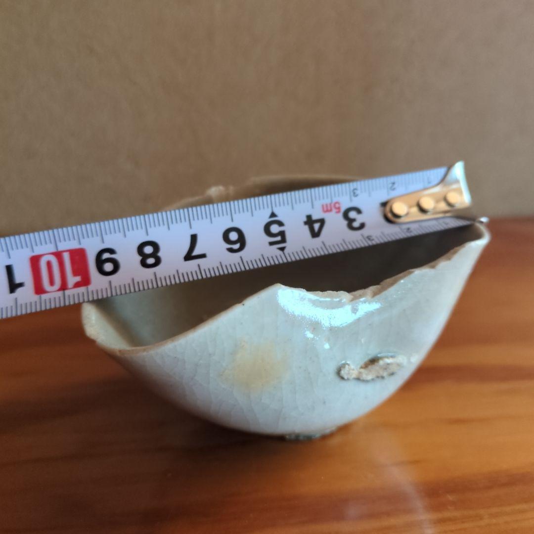 波形の縁取り陶器の器 クリーム色　初期伊万里の陶片　骨董品