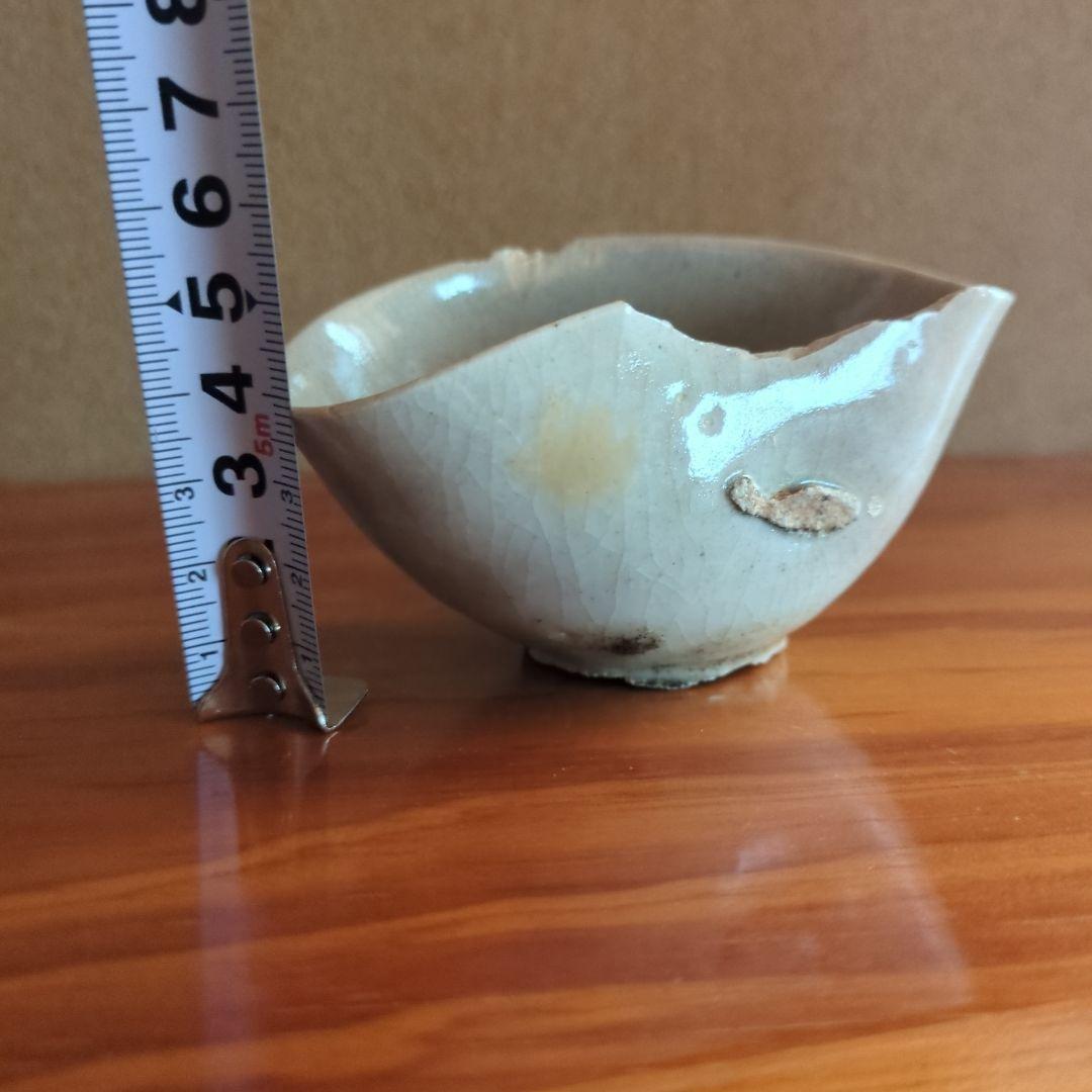 波形の縁取り陶器の器 クリーム色　初期伊万里の陶片　骨董品