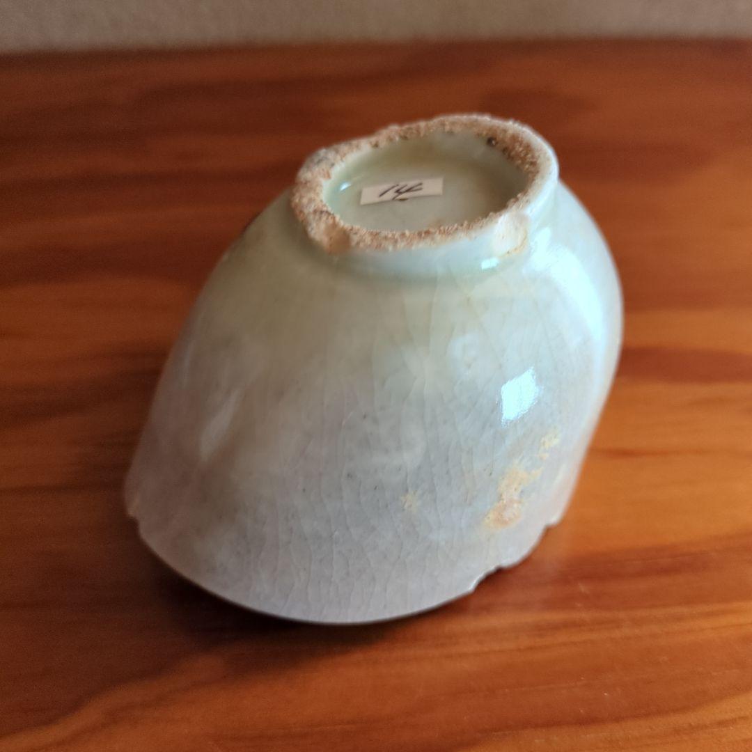 波形の縁取り陶器の器 クリーム色　初期伊万里の陶片　骨董品