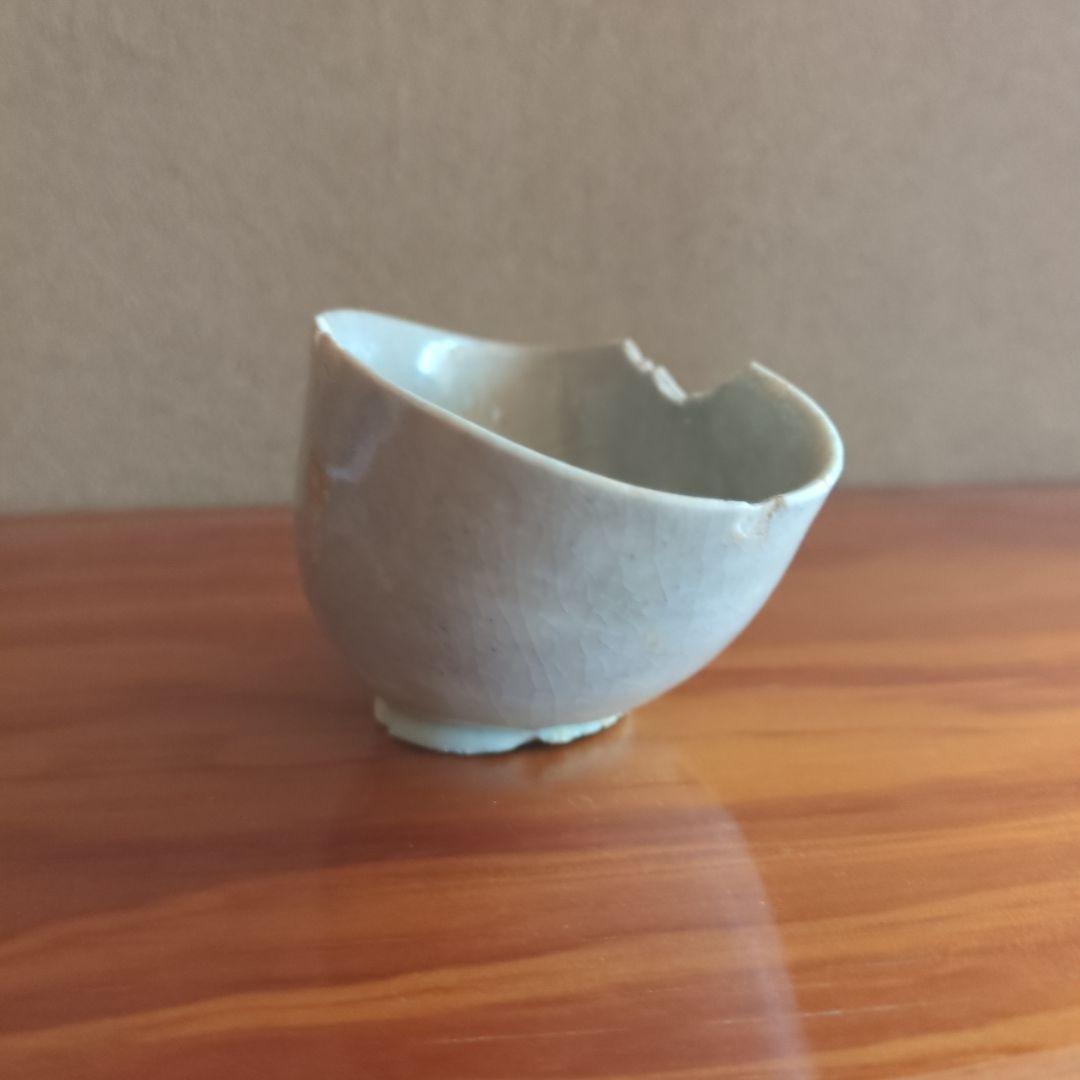 波形の縁取り陶器の器 クリーム色　初期伊万里の陶片　骨董品