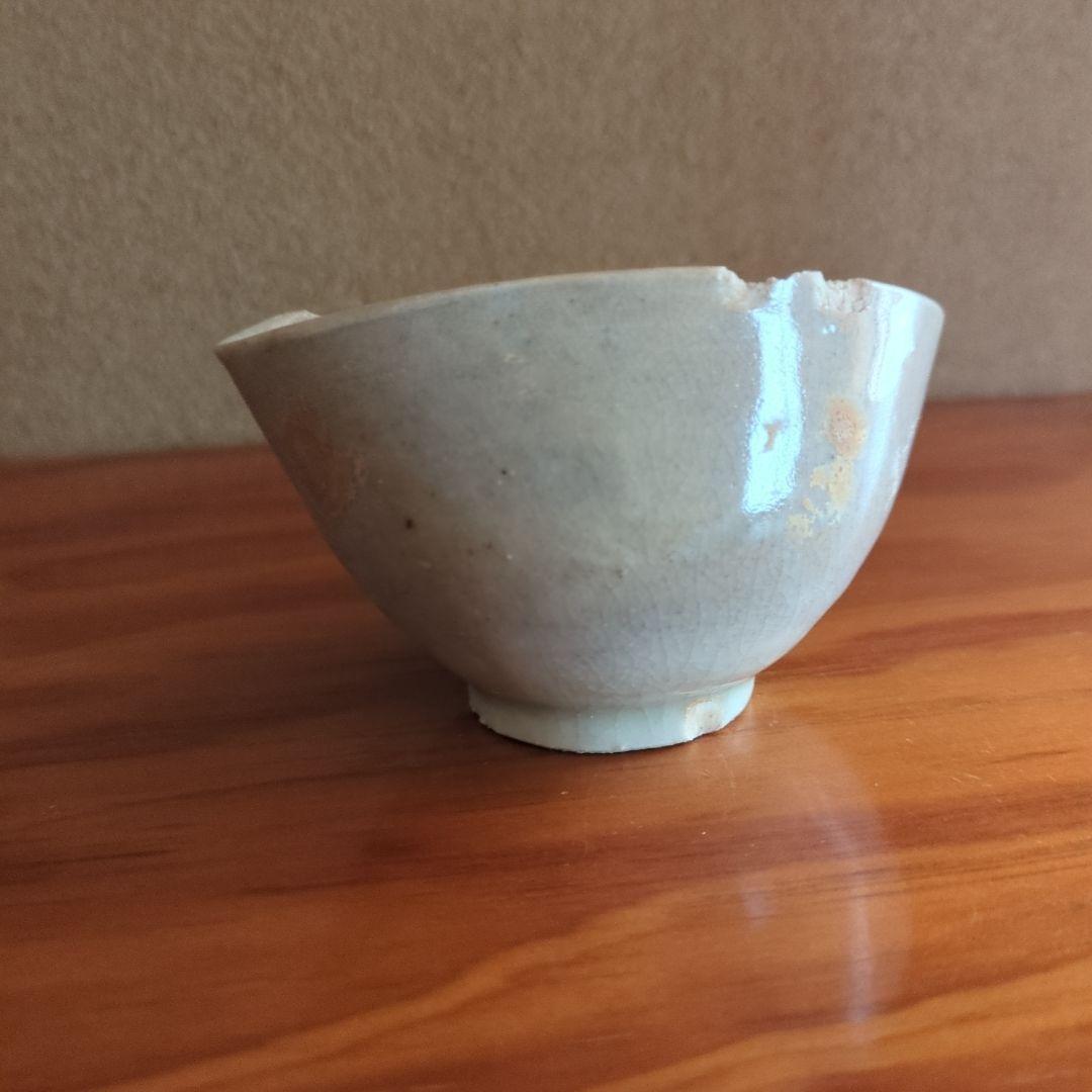 波形の縁取り陶器の器 クリーム色　初期伊万里の陶片　骨董品