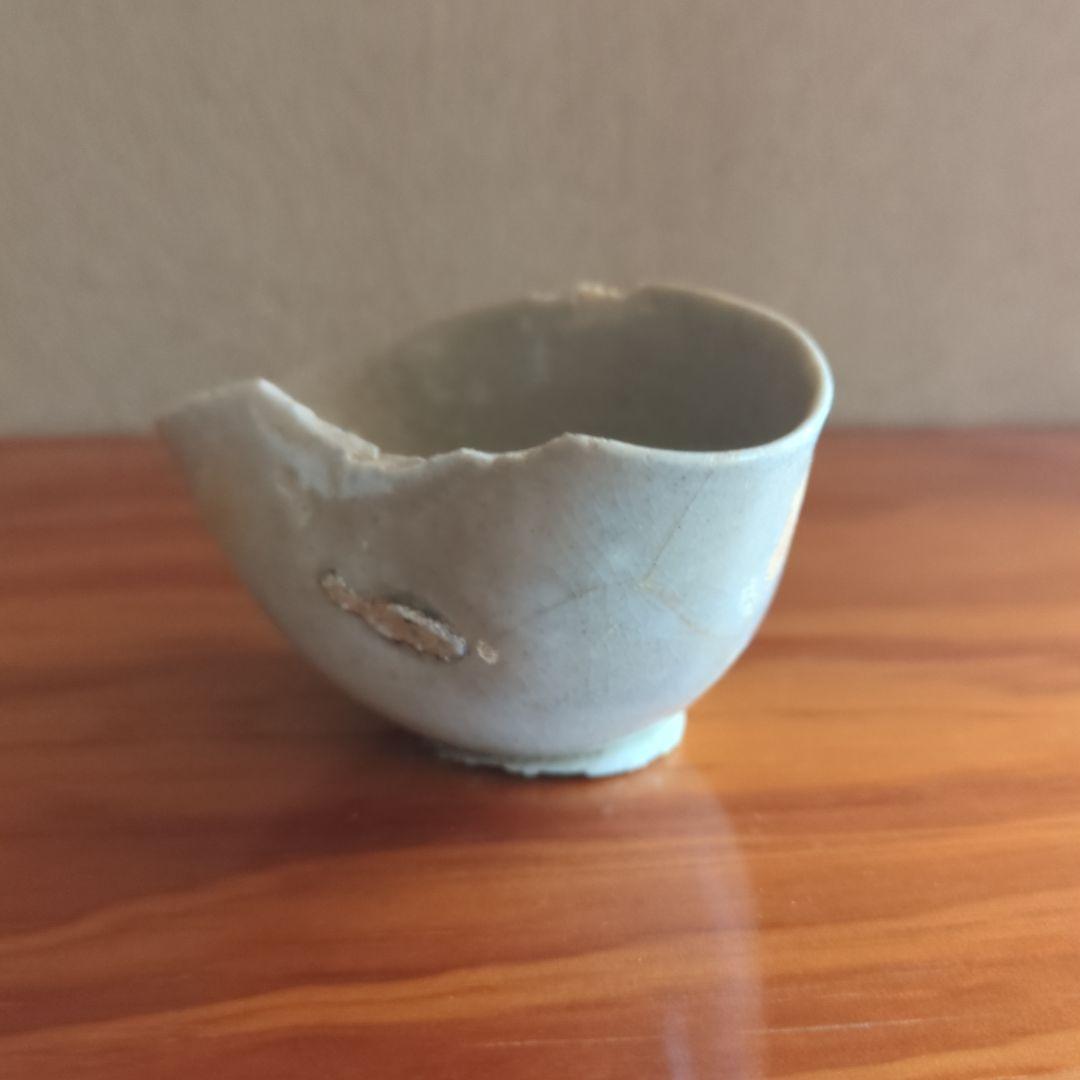 波形の縁取り陶器の器 クリーム色　初期伊万里の陶片　骨董品