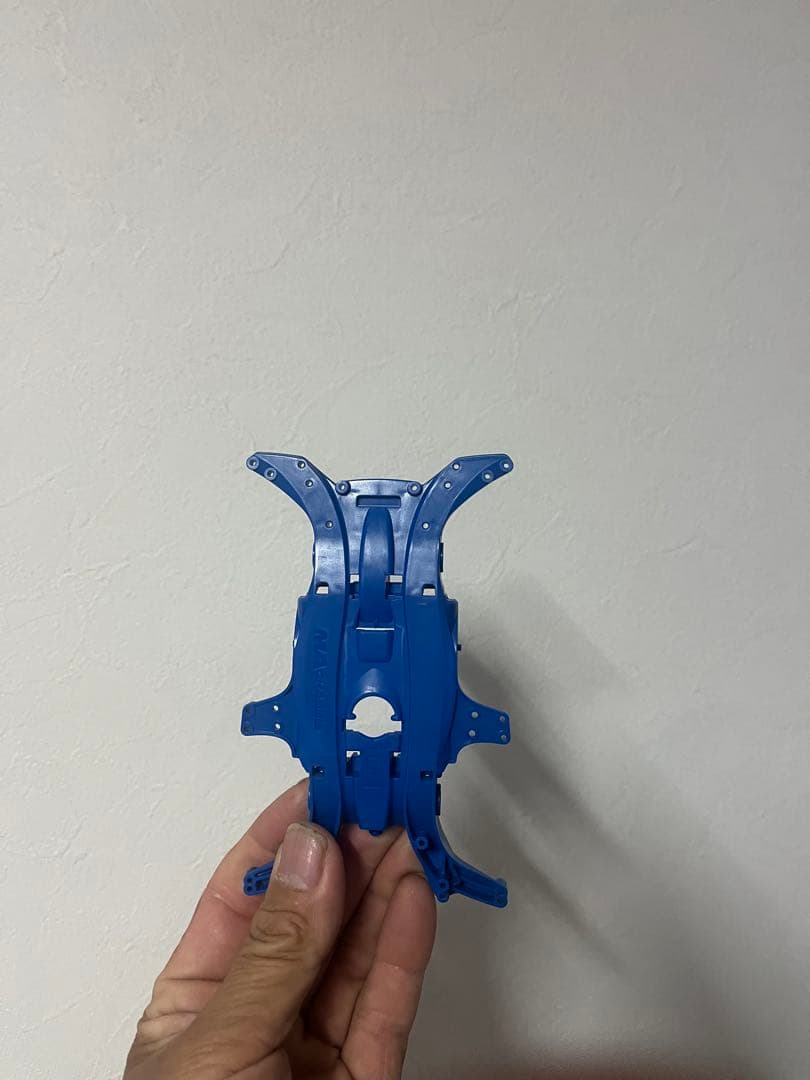 公式大会景品非売品のMAシャーシクリアレッド　入賞景品ブルーMAシャーシ