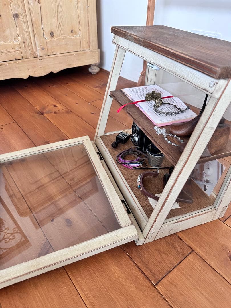 イギリスアンティーク　ガラスのショーケース　シャビーシック家具　カントリー家具