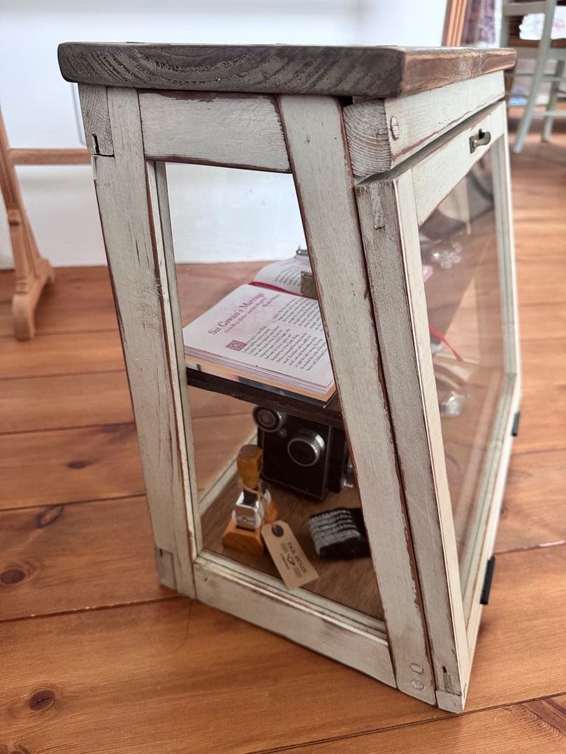 イギリスアンティーク　ガラスのショーケース　シャビーシック家具　カントリー家具