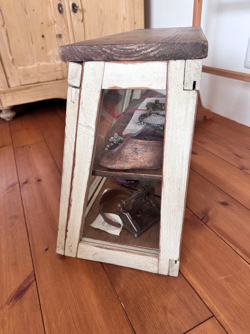イギリスアンティーク　ガラスのショーケース　シャビーシック家具　カントリー家具