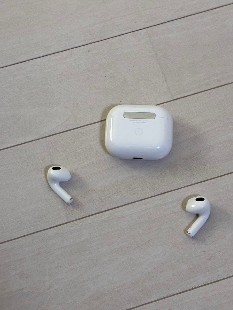 Apple AirPods 3 本体と充電 ケース