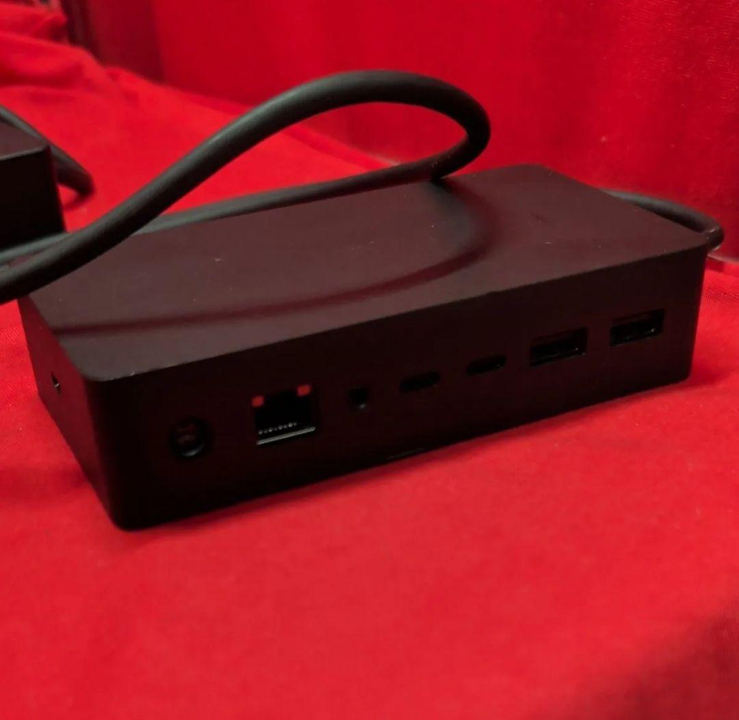 Microsoft Surface Dock2 と ACアダプター 199W