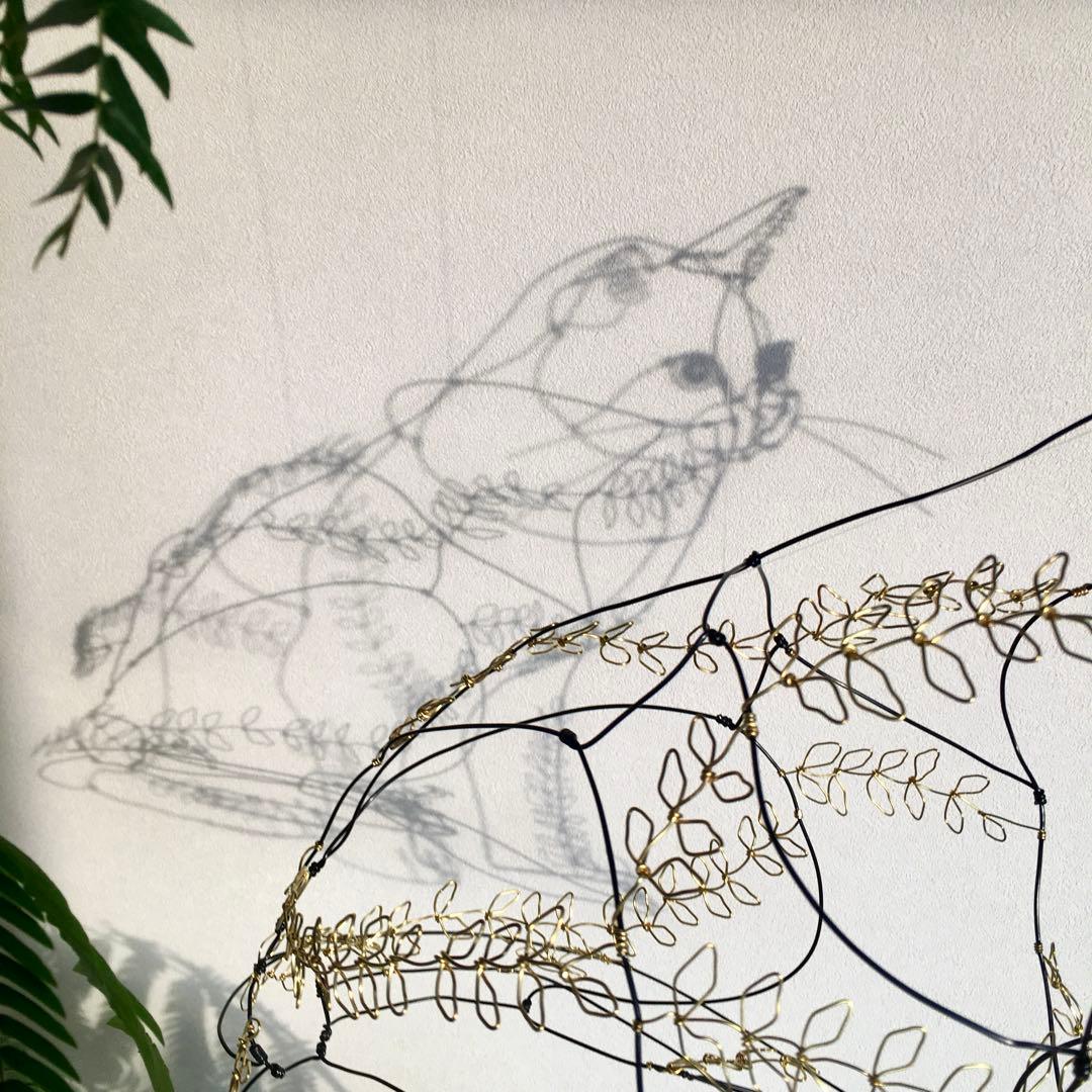 ワイヤーアート ワイヤーオブジェ　真鍮葉っぱのねこ