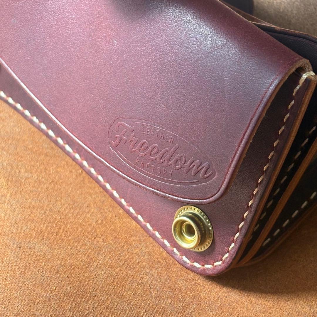 トラッカーウォレット ミドル バーガンディ 本革 真鍮 メンズ 財布