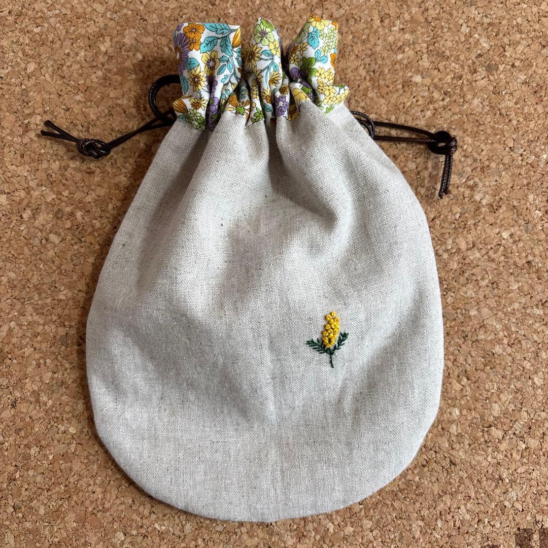 ミモザ花束　刺繍入　 しずく型巾着ポーチ　 ハンドメイド