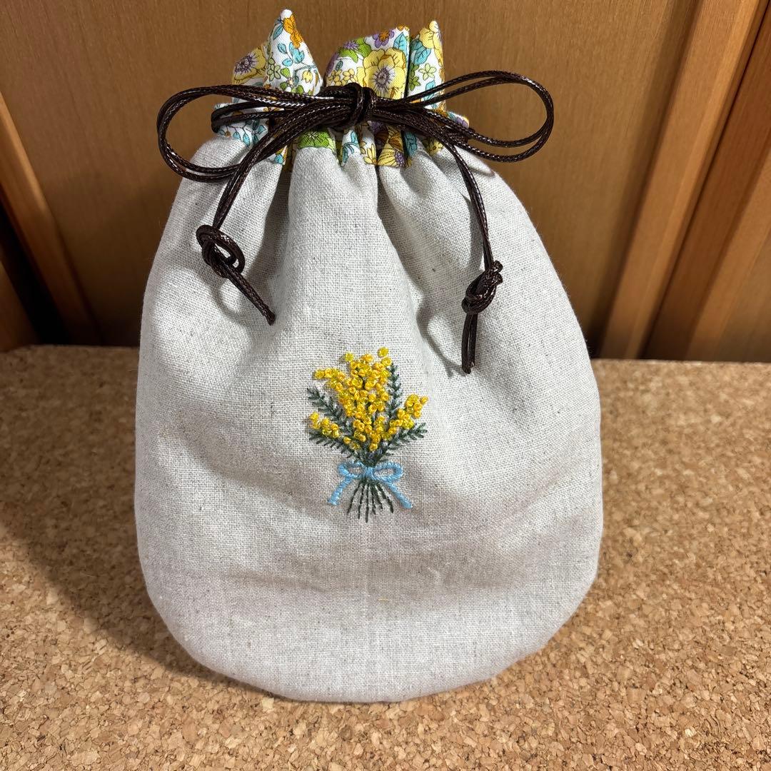 ミモザ花束　刺繍入　 しずく型巾着ポーチ　 ハンドメイド