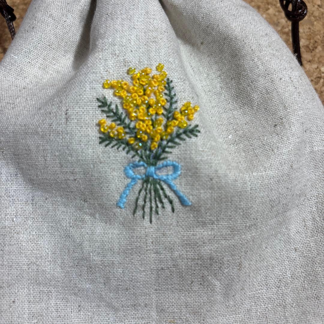 ミモザ花束　刺繍入　 しずく型巾着ポーチ　 ハンドメイド