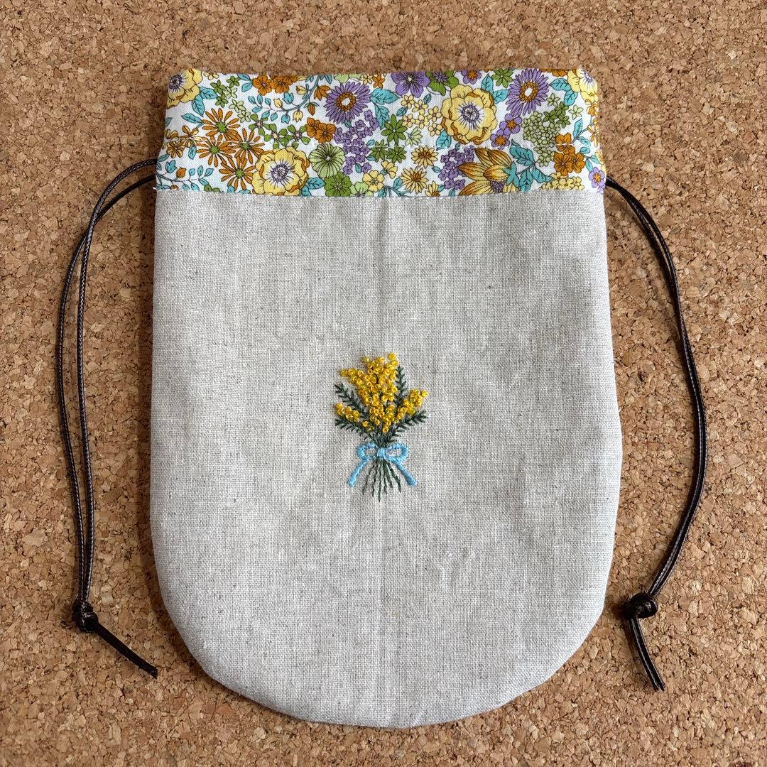 ミモザ花束　刺繍入　 しずく型巾着ポーチ　 ハンドメイド