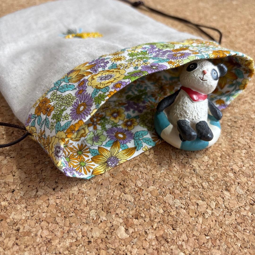 ミモザ花束　刺繍入　 しずく型巾着ポーチ　 ハンドメイド