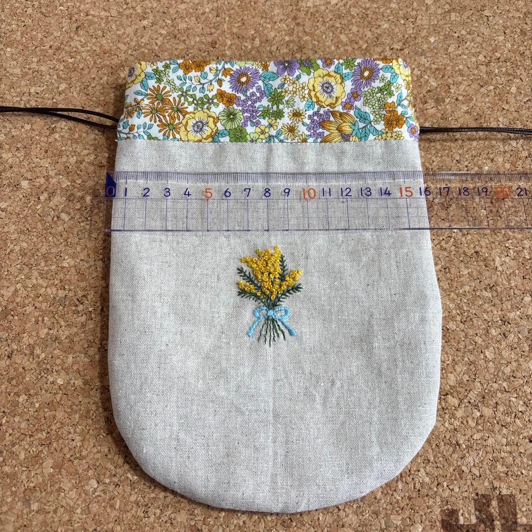 ミモザ花束　刺繍入　 しずく型巾着ポーチ　 ハンドメイド