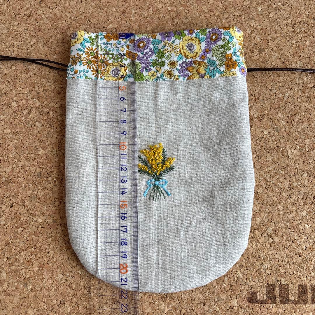 ミモザ花束　刺繍入　 しずく型巾着ポーチ　 ハンドメイド