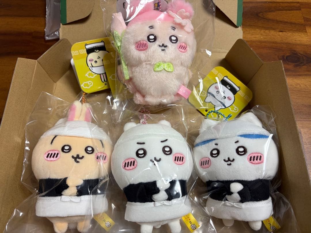 ちいかわ　さくらのようせいマスコット　店員さんなマスコット　ハチワレ　うさぎ