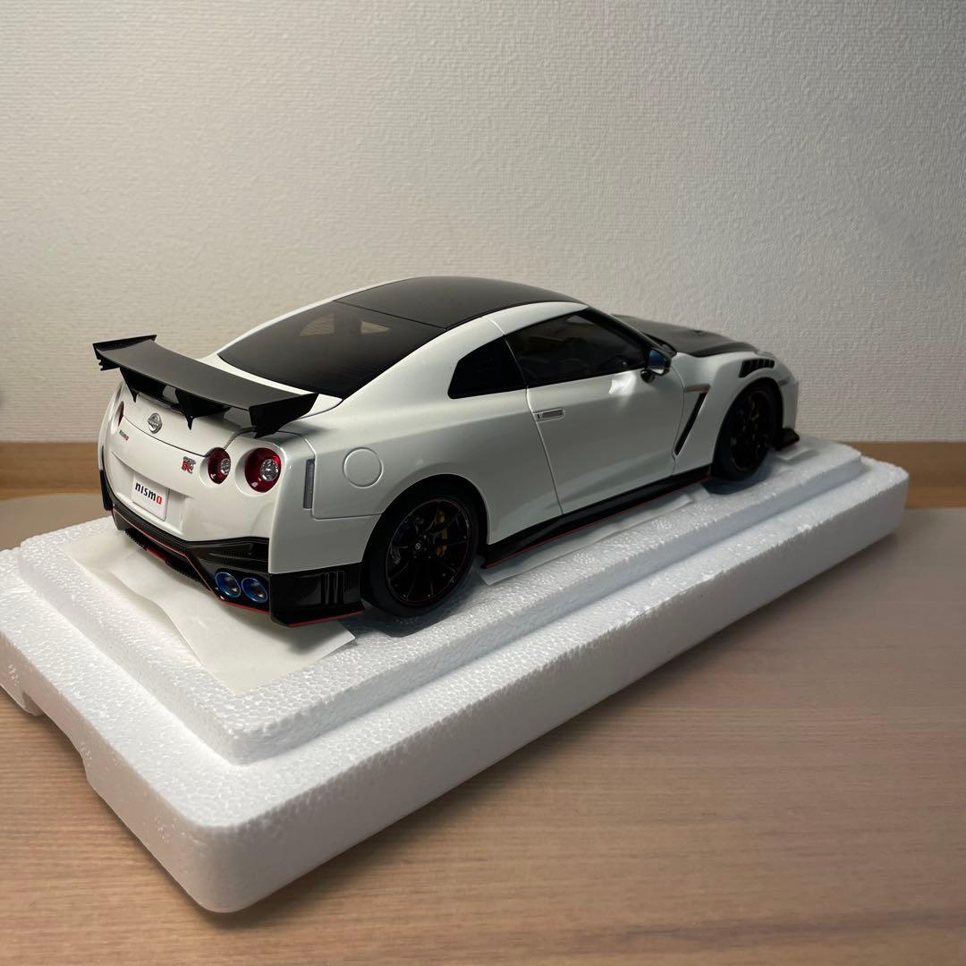 オートアートNissan GT-R nismo 1/18 ミニカー ホワイト