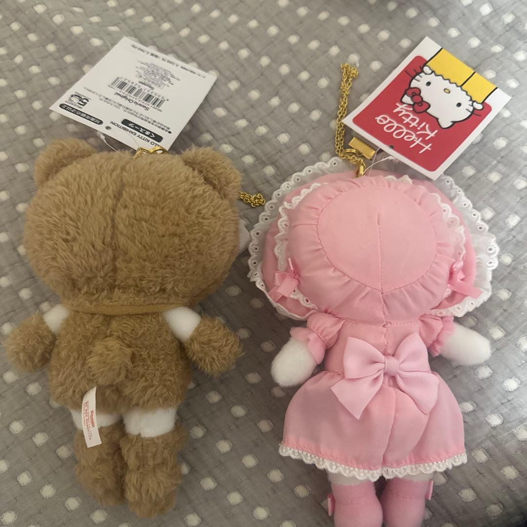 【SANRIO】ハローキティ展 マスコットホルダー くまスーツ・フリル2点