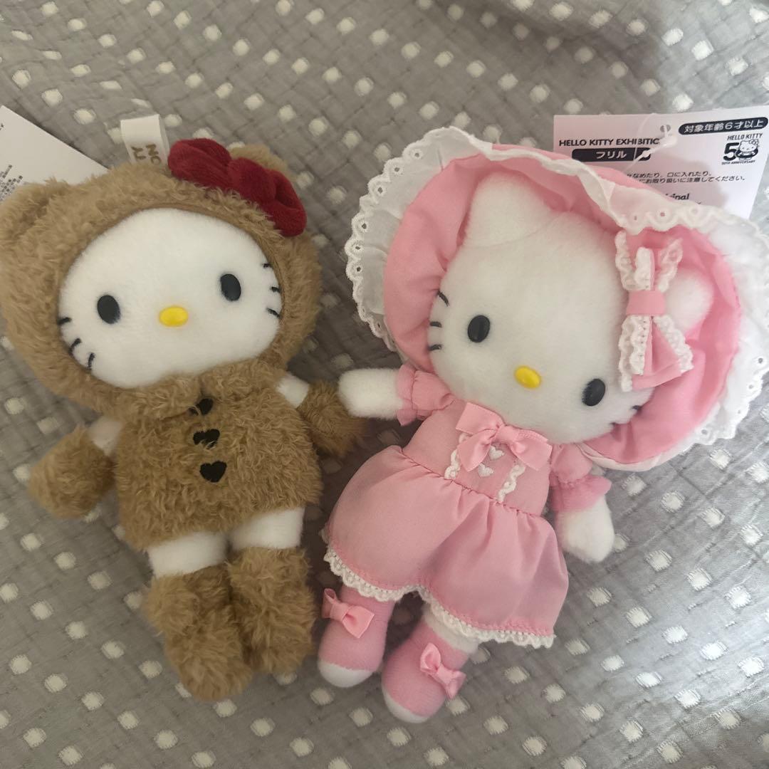 【SANRIO】ハローキティ展 マスコットホルダー くまスーツ・フリル2点