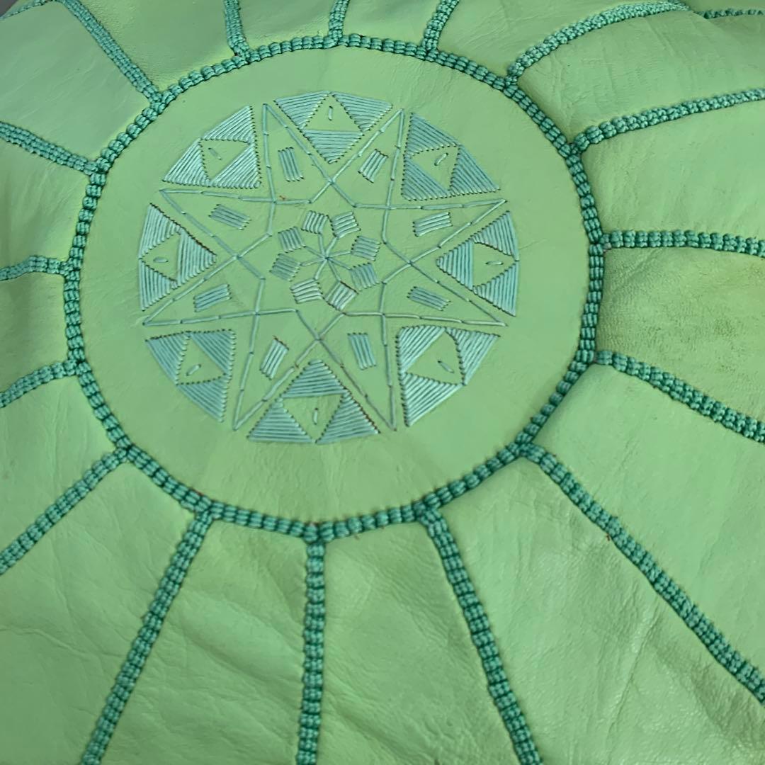 ◆美品◆ モロッコ産　クッション 革 刺繍 グリーン 可愛い