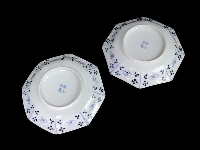 古伊万里　青海波に墨弾籠目紋　楼閣山水に花の図　八角皿２枚F205AS-fbud