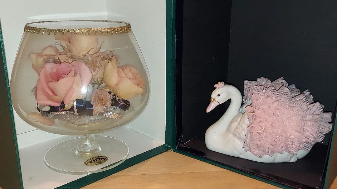 Irish Dresden Ireland　白鳥　レース　ピンク　置物